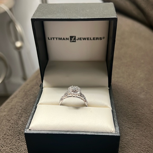 14K White Gold 1k Diamond ring - Picture 1 of 5